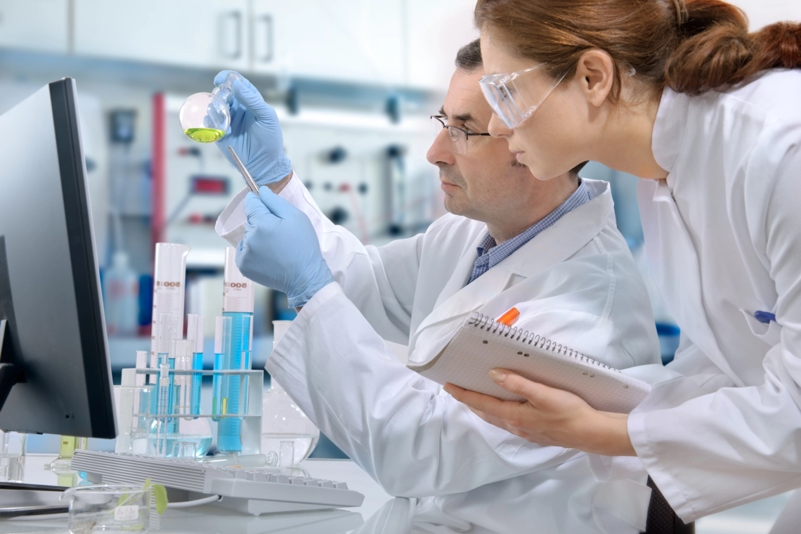 MyCond MHDM-3S Teadlased töötavad laboratooriumis keemiliste reaktiividega